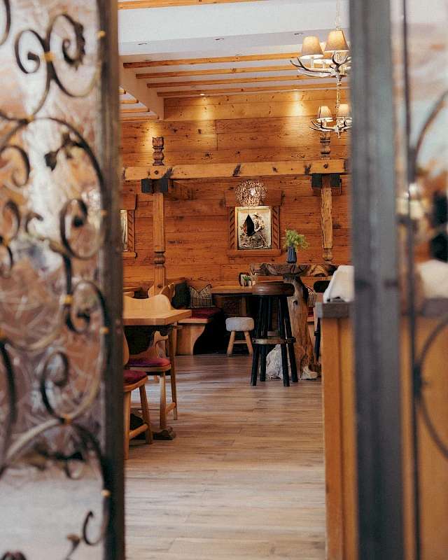 View of the ‘Jagdstube’ at the Schlierseer Hof with its rustic and cosy furnishings.