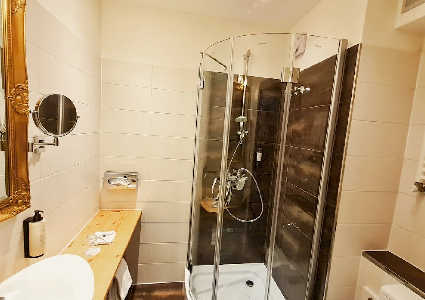 Overview of single room with bed, TV & colourful details